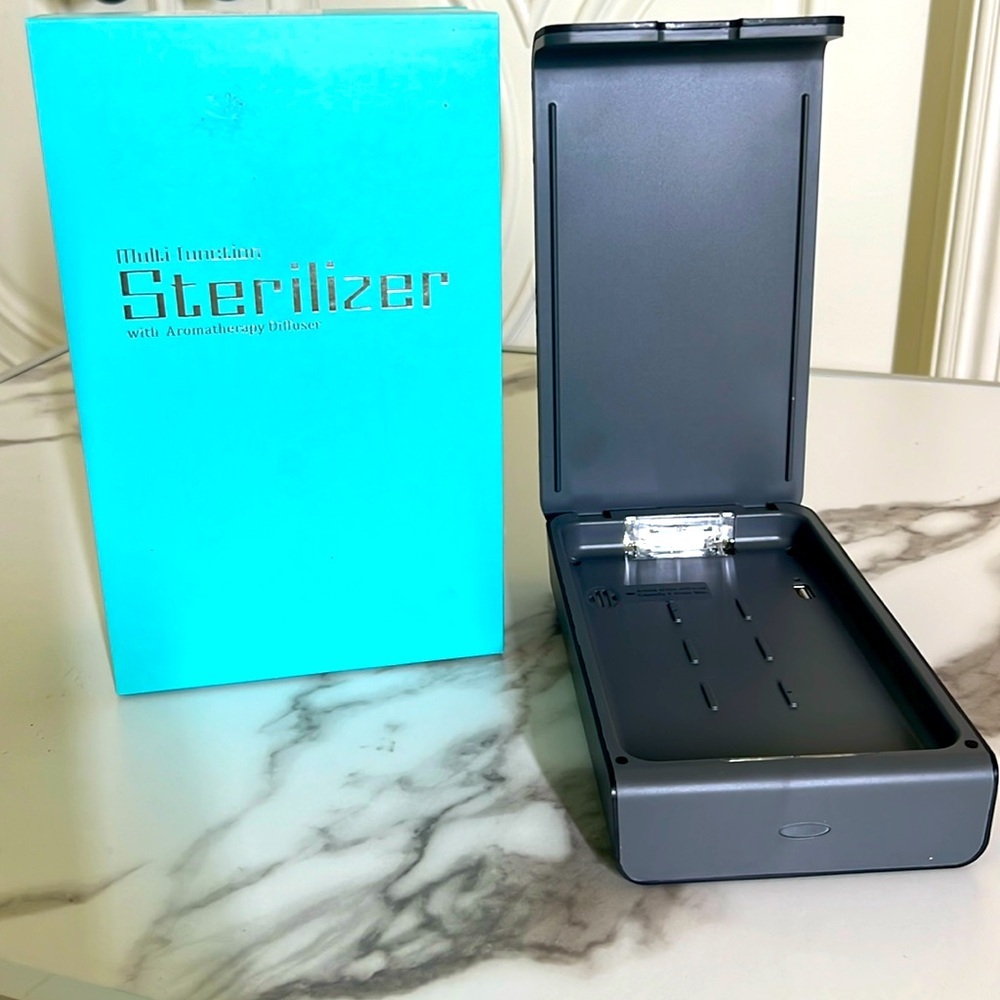 NEW 3 in 1 Smartphone Sanitizer & Charger with Aromatherapy Diffuser